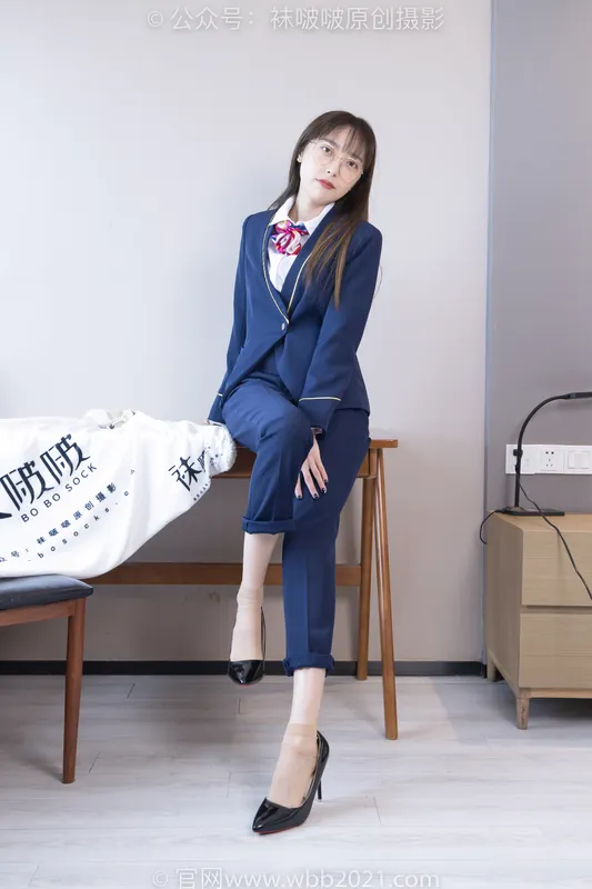 [BoBoSocks袜啵啵] NO.509 稚予-高跟鞋、短肉丝（脚尖加固款）、黑色美甲、银行制服、半脱袜子（花絮版） - BoBoSocks袜啵啵